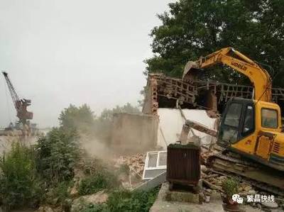 高溫下的堅守 繁昌縣防汛進行時中的建筑物拆除作業(yè)